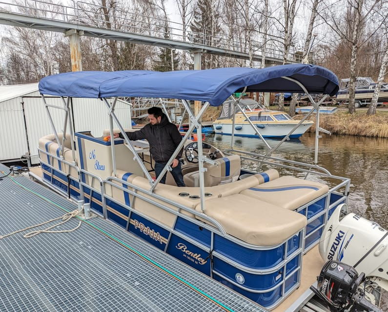 prague-private-pontoon-sightseeing-cruise-with-prosecco