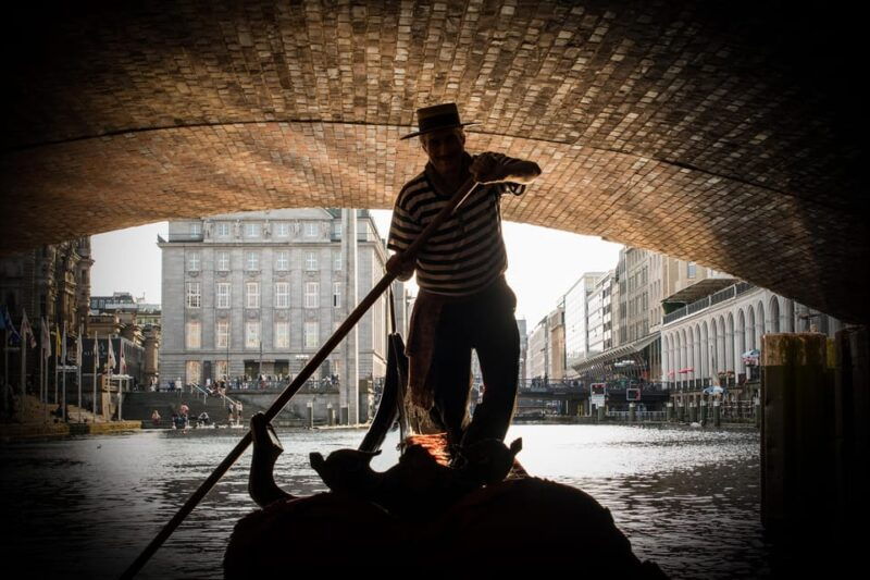 private-alster-lake-romantic-tour-in-a-real-venetian-gondola