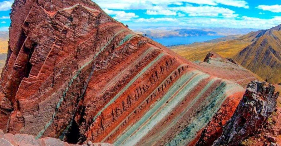 private-pallay-poncho-of-apu-tacllo-rainbow-mountain-tour-2