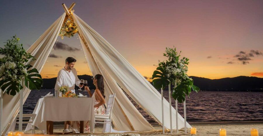 romantic-dinner-on-the-beach