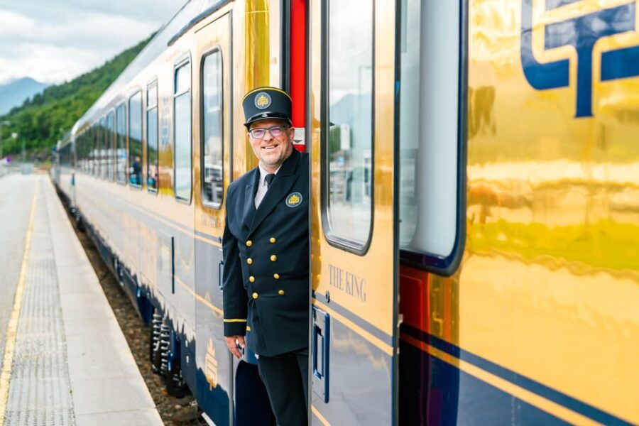 romsdalen-rauma-railway-golden-train-with-guide