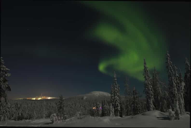 ruka-searching-for-the-northern-lights-with-snowshoes