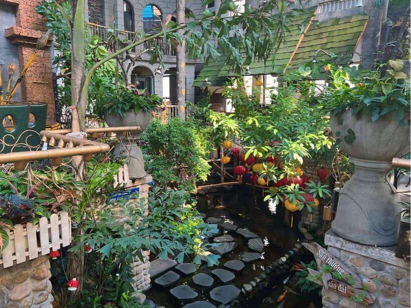 saigon-art-cafe-hopping-tour-w-van-gogh-monet-exhibit