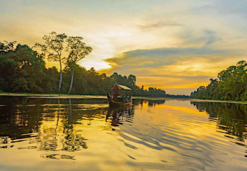 siem-reap-angkor-twilight-boat-vespa-adventure