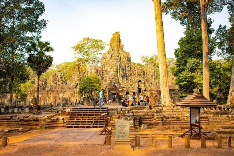 sunrise-at-angkor-wat-and-small-tour-with-tours-guide