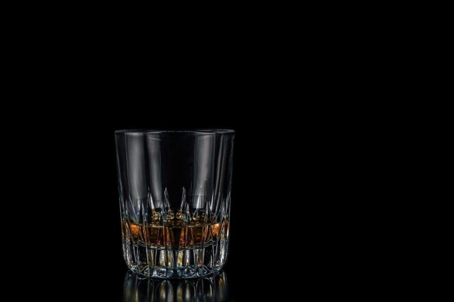 whiskey-tasting-in-the-dark