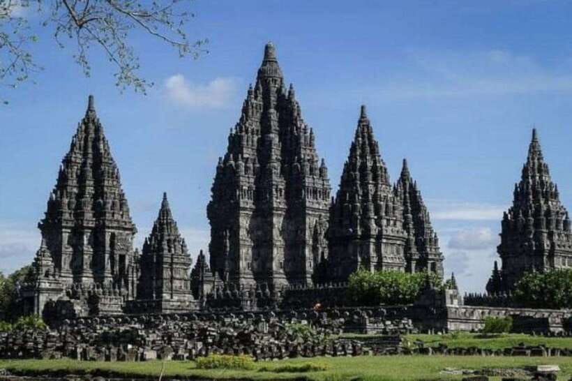 yogyakarta-borobudurprambanan-temple-merapi-jeep-tour