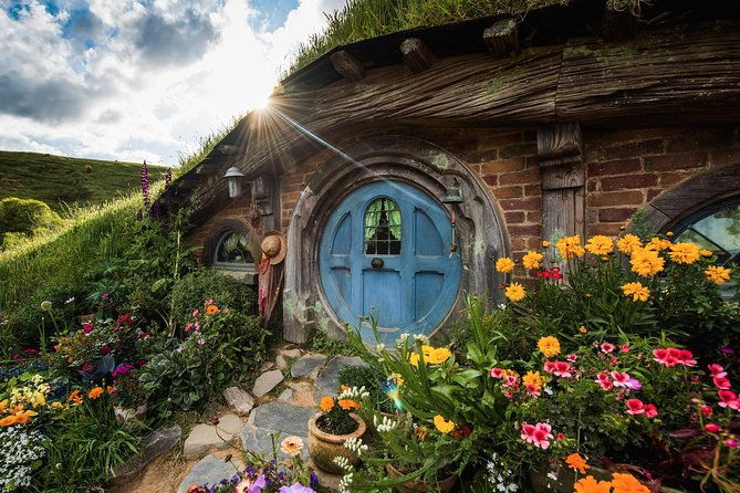 3 Day Waitomo Caves, Hobbiton Movie Set and Rotorua Tour from Auckland - Day 2: Middle-earth Magic and Maori Culture