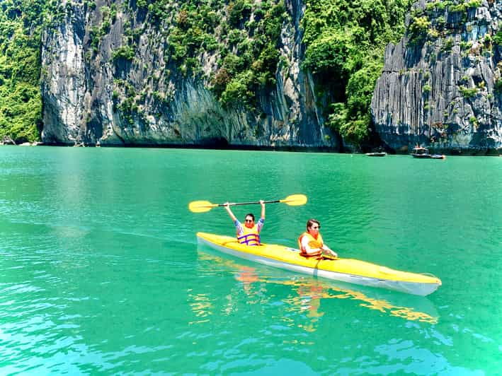6-hours-ha-long-bay-group-toursung-sot-ti-top-kayaking