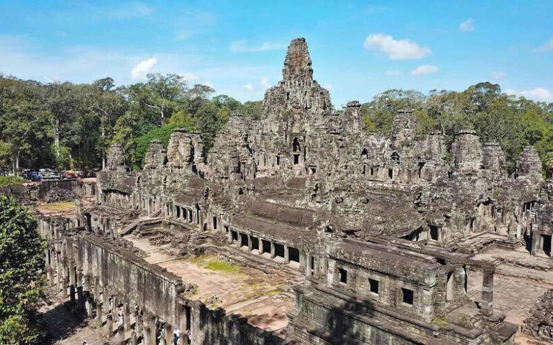 angkor-wat-sunrise-with-small-group