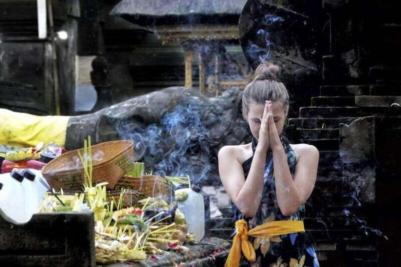 bali-temple-visit-with-palm-reader-purification-ceremony