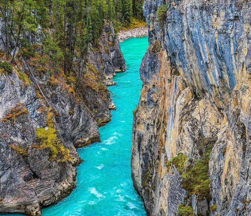 banff-lake-louise-moraine-emerald-johnston-canyon-tour-2