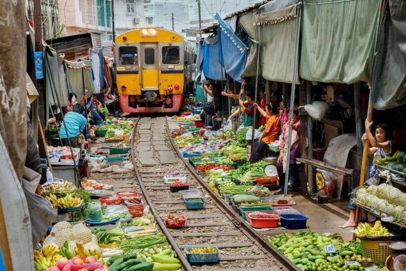 bangkok-railway-and-floating-market-tour-with-dragon-temple