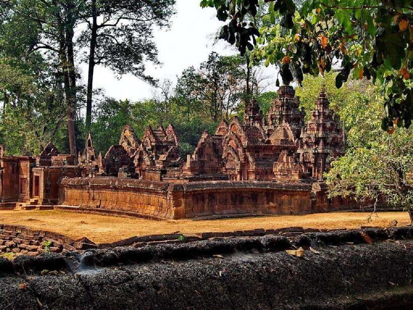 bantreay-srei-lady-temple-kbal-spean-and-landmine-museum