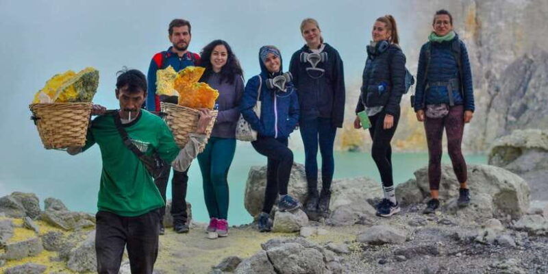 banyuwangi-bali-mount-ijen-midnight-blue-fire-guided-tour