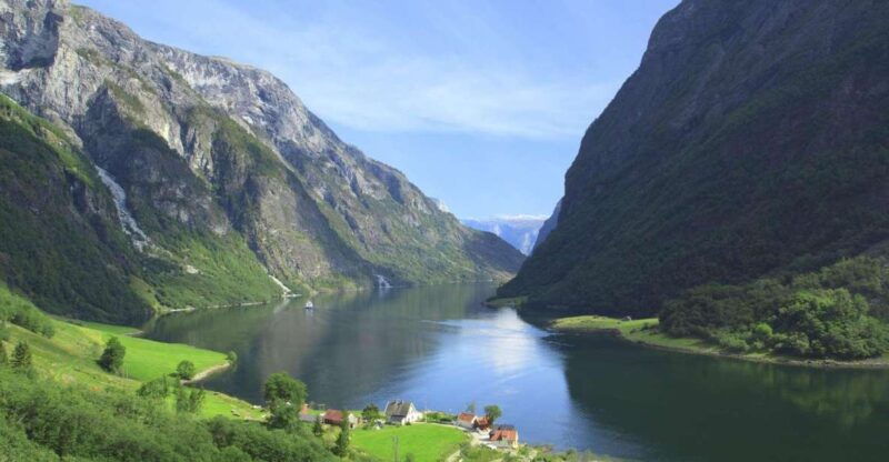 bergen-private-day-tour-naeroyfjord-cruise-and-flam-railway