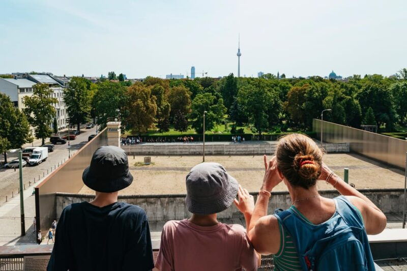 berlin-cold-war-walking-tour-on-berlin-wall-route