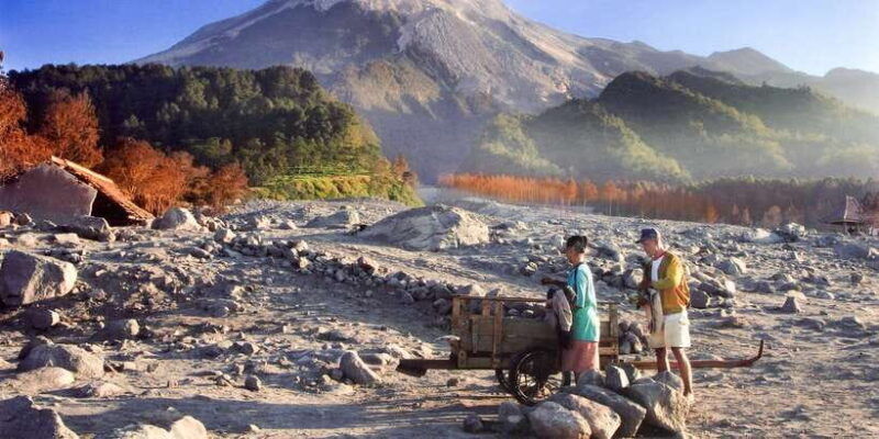 borobudur-sunrise-merapi-volcano-prambanan-full-day-tour