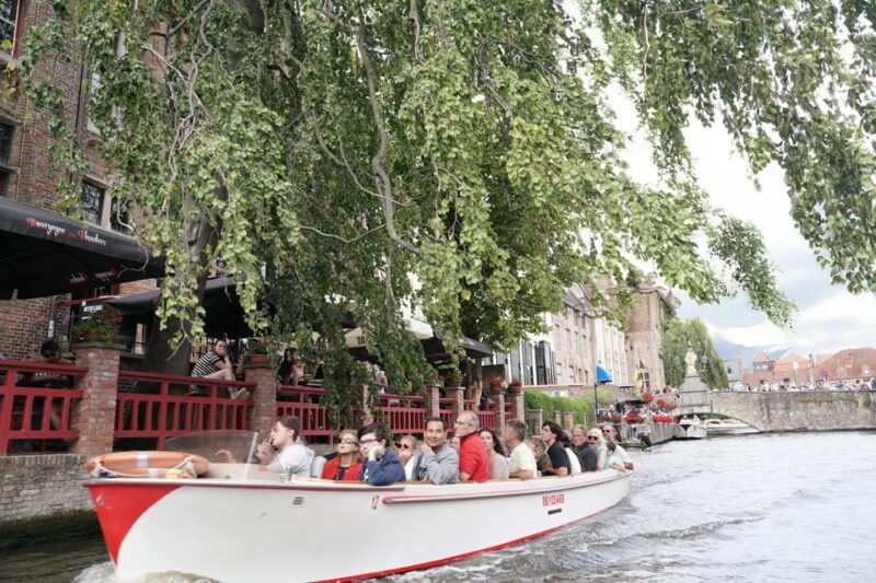 bruges-uncovered-walking-tour-canal-boat-experience
