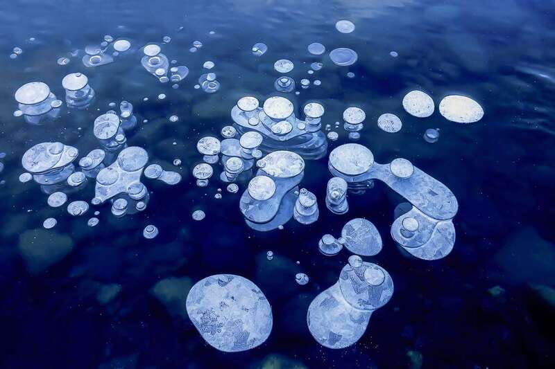 canadian-rockies-abraham-lake-ice-bubbles-helicopter-tour