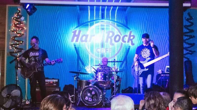 cancun-night-time-party-bus-cocktails-at-hard-rock-cafe