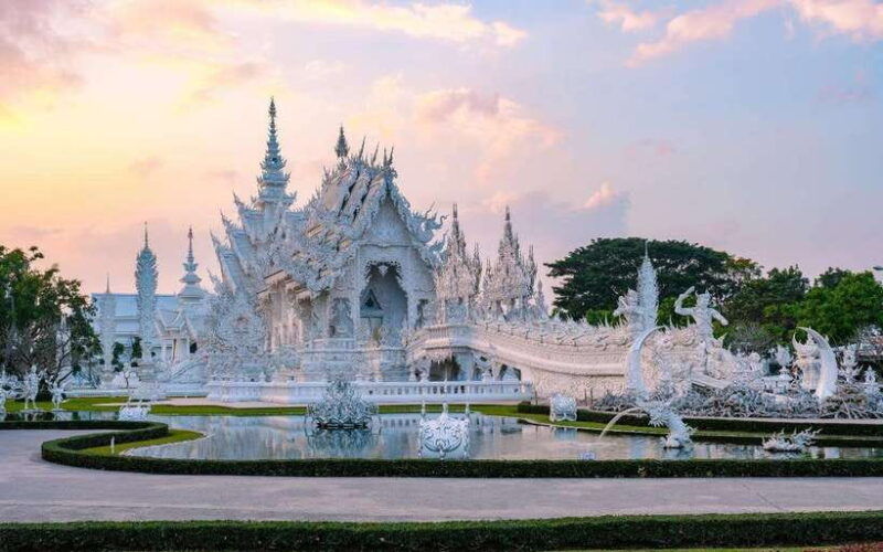 chiang-mai-white-and-blue-temples-and-lalita-cafe