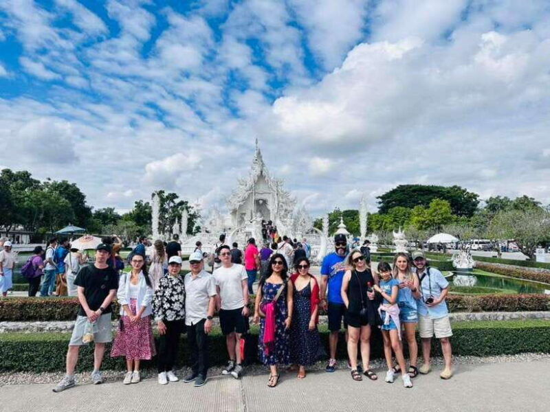 chiang-rai-2-temples-white-and-blue-black-house-museum
