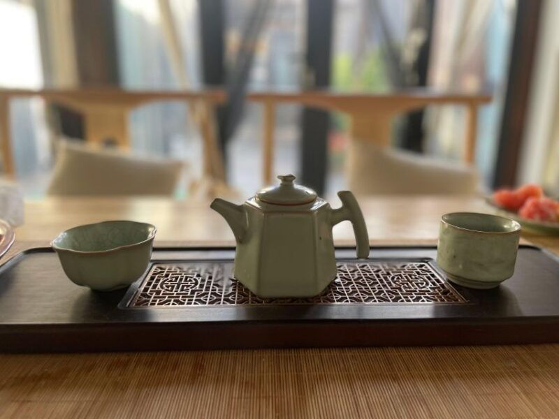 chinese-tea-ceremony-in-beijing-hutong-courtyard