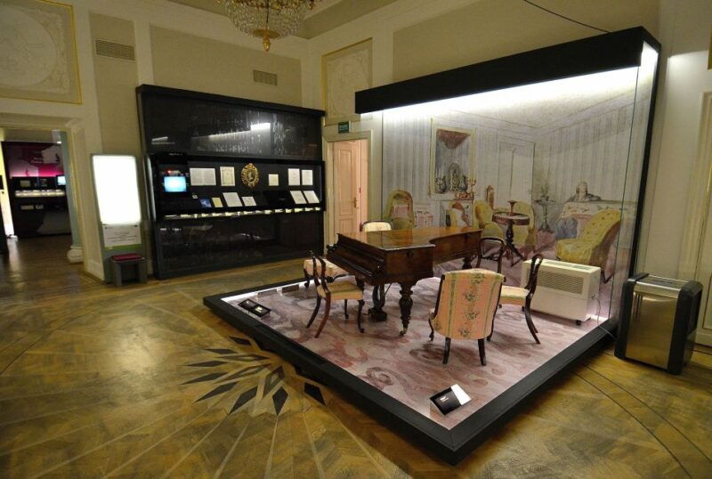 chopin-tour-in-warsaw-with-skip-the-line-museum-concert