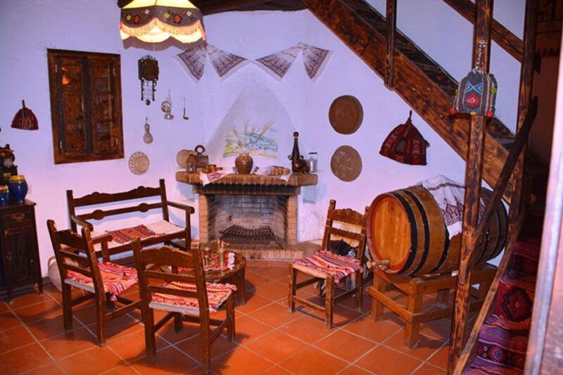 crete-traditional-dance-show-and-buffet-dinner-with-wine-2