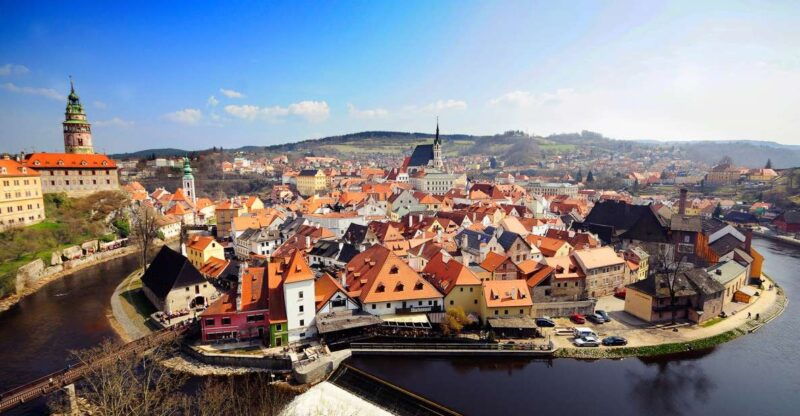 czech-krumlov-with-entrance-to-the-castle