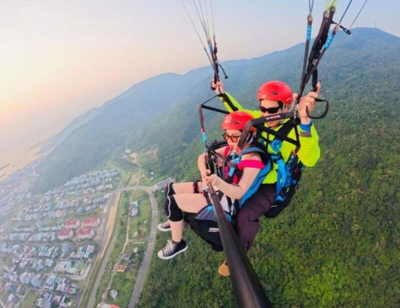 da-nang-monkey-mountain-paragliding-experience