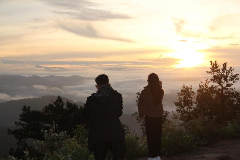dalat-hiking-the-mountain-to-observe-the-cloud-and-sunrise