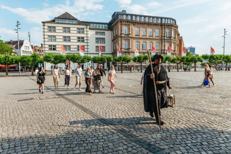 dusseldorf-guided-tour-with-a-night-watchman