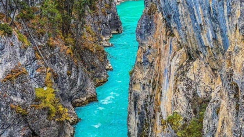 emerald-lake-moraine-louise-johnston-canyon-banff-town