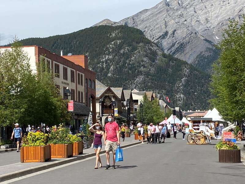 explore-banff-lake-louise-moraine-lake-day-trip-shuttle