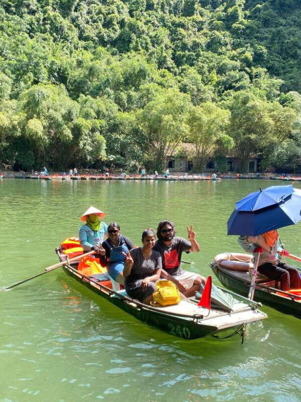 friendly-travel-hoa-lu-trang-an-1-small-group-by-limousine
