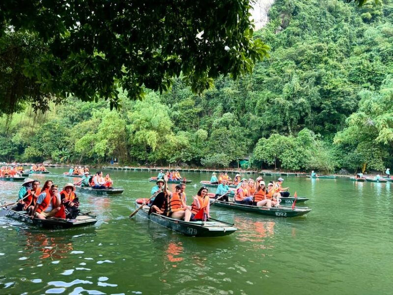 friendly-travel-hoa-lu-trang-an-mua-cave-limousine-car