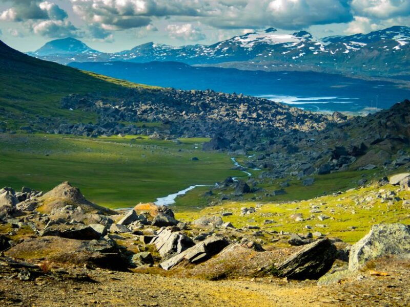 from-abisko-karkevagge-valley-trollsjon-lake-guided-tour