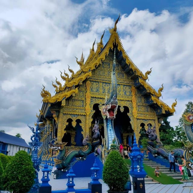 from-chiang-mai-day-trip-chiang-rai-white-blue-red-temple