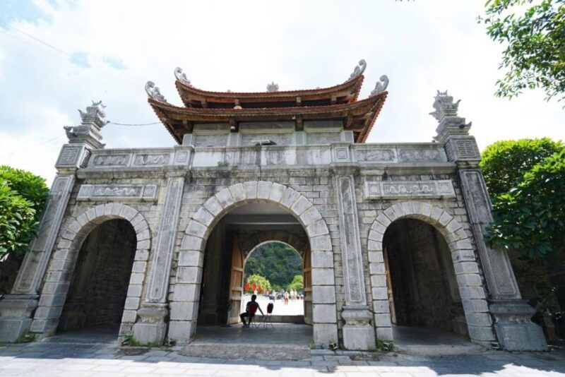 from-ha-noi-visit-hoa-lu-capital-tam-coc-boating-biking