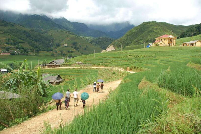 from-hanoi-2-day-sapa-tour-by-limousine-van-and-hotel