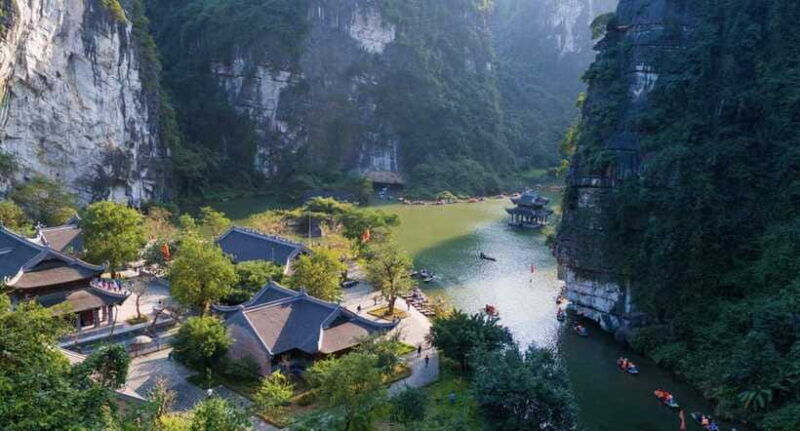 group-tour-hoa-lu-tam-coc-trang-an-mua-cave-from-hanoi