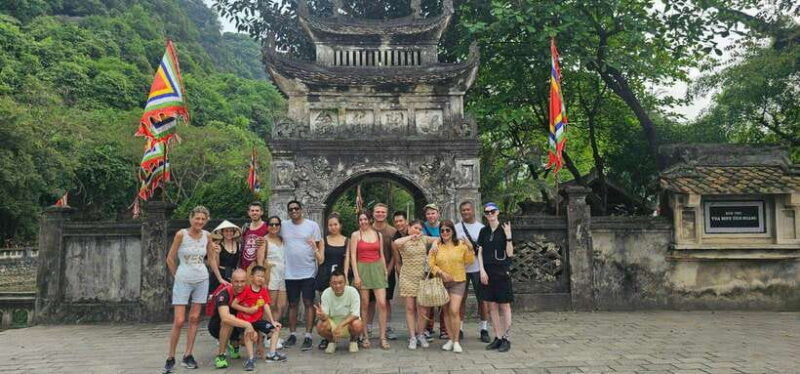 group-tour-hoa-lu-trang-an-boat-trip-mua-cave