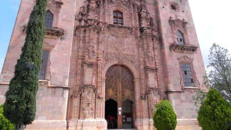 guanajuato-alley-explorers-with-traditional-musical-band-group-tour