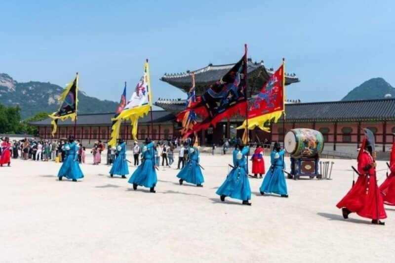 gyeongbok-gung-and-seochon-walking-tour-with-coin-lunchbox