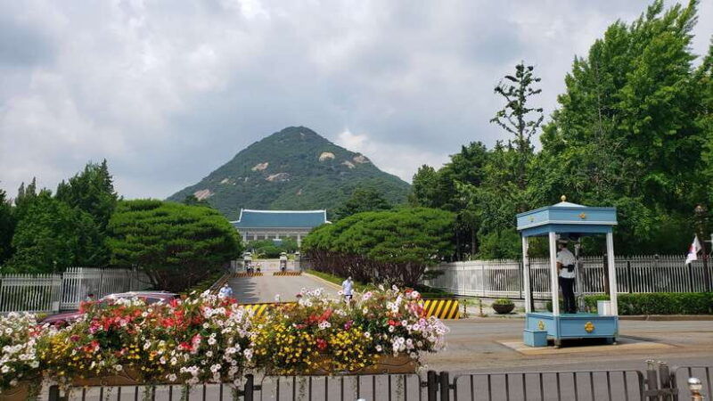 gyeongbokgung-palace-jogyesa-temple-and-cheongwadae-tour