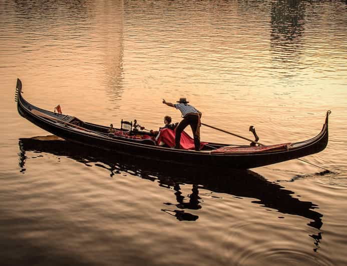 hamburg-alster-lake-romantic-tour-in-a-real-venetian-gondola