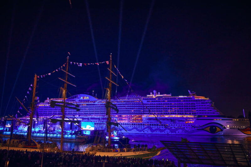 hamburg-light-firework-show-port-aniversary-from-boat