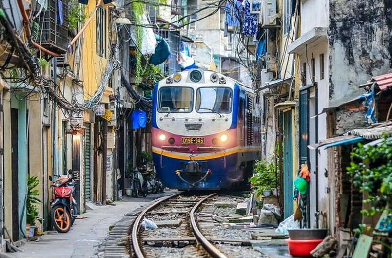 hanoi-guided-food-tour-with-train-street-visit
